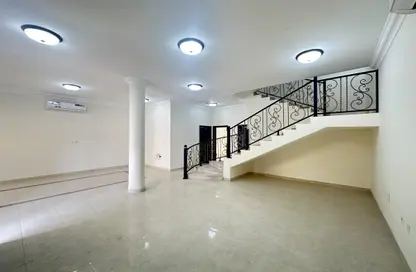 شقة - 5 غرف نوم - 4 حمامات للايجار في فلل عين خالد - عين خالد - الدوحة