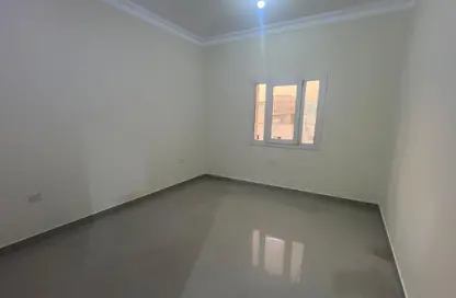 Apartment - 4 Bedrooms - 2 Bathrooms for rent in Bin Omran 35 - Fereej Bin Omran - Doha