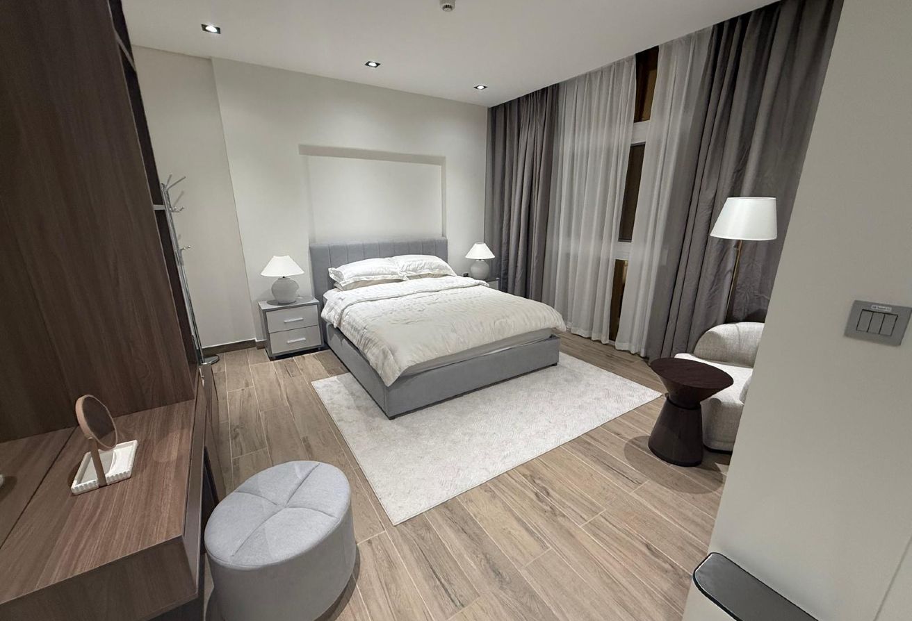 AMAZING 2 BHK FF NEAR TO TRAM IN CRESCENT TOWER thumbnail 3