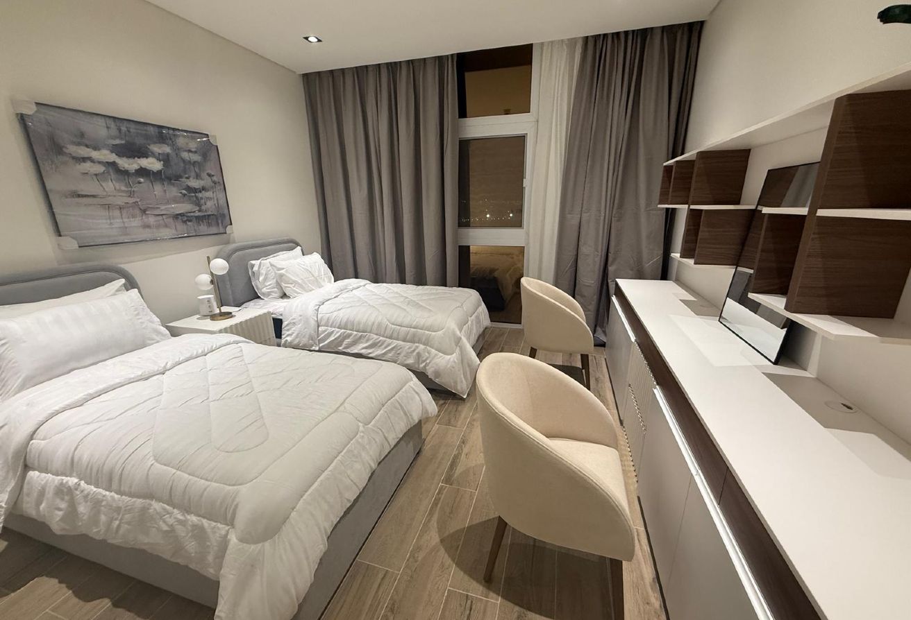 AMAZING 2 BHK FF NEAR TO TRAM IN CRESCENT TOWER thumbnail 2
