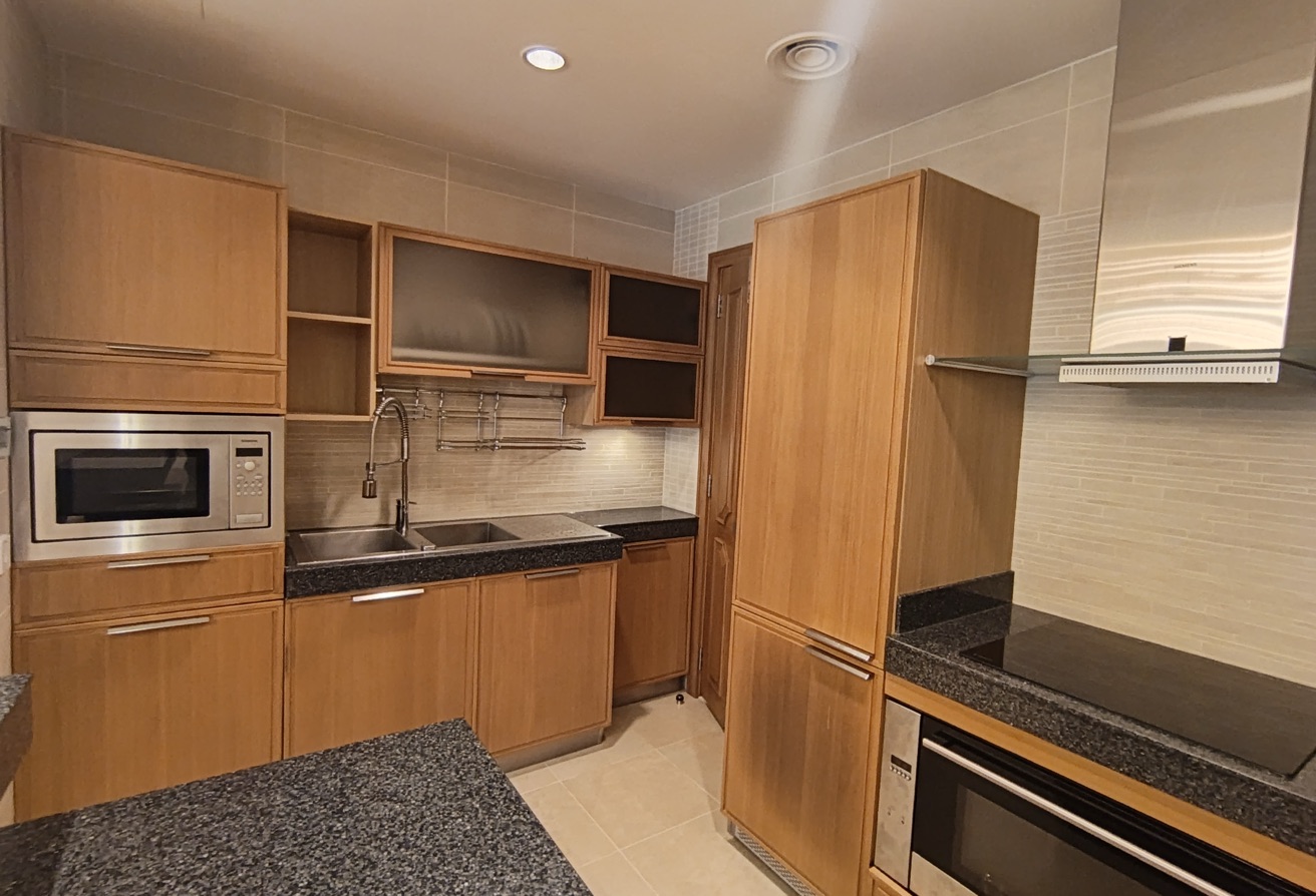 2BHK WITH BILLS LUXURIOUS SEA VIEW FURNISHED thumbnail 9