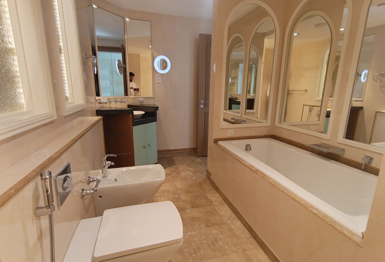 2BHK WITH BILLS LUXURIOUS SEA VIEW FURNISHED thumbnail 6