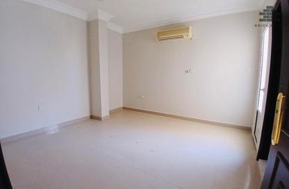 Apartment - 3 Bedrooms - 2 Bathrooms for rent in Umm Ghuwailina 4 - Umm Ghuwailina - Doha
