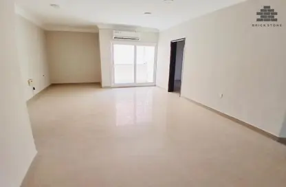 Apartment - 3 Bedrooms - 2 Bathrooms for rent in Umm Ghuwailina 4 - Umm Ghuwailina - Doha
