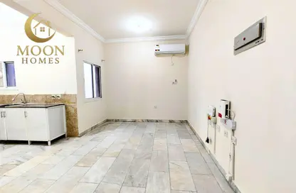 Apartment - 1 Bedroom - 1 Bathroom for rent in Umm Ghuwailina 4 - Umm Ghuwailina - Doha