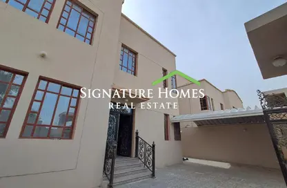 فيلا - 5 غرف نوم - 5 حمامات للايجار في شارع ام السنيم - عين خالد - الدوحة