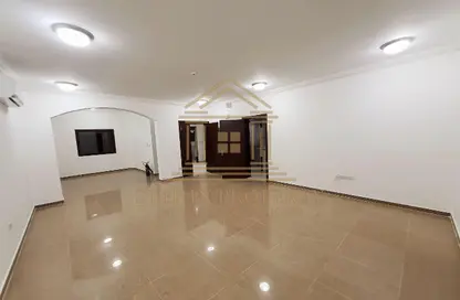 فيلا - 3 غرف نوم - 4 حمامات للايجار في شارع النعيجة - غرب الهلال - الهلال - الدوحة