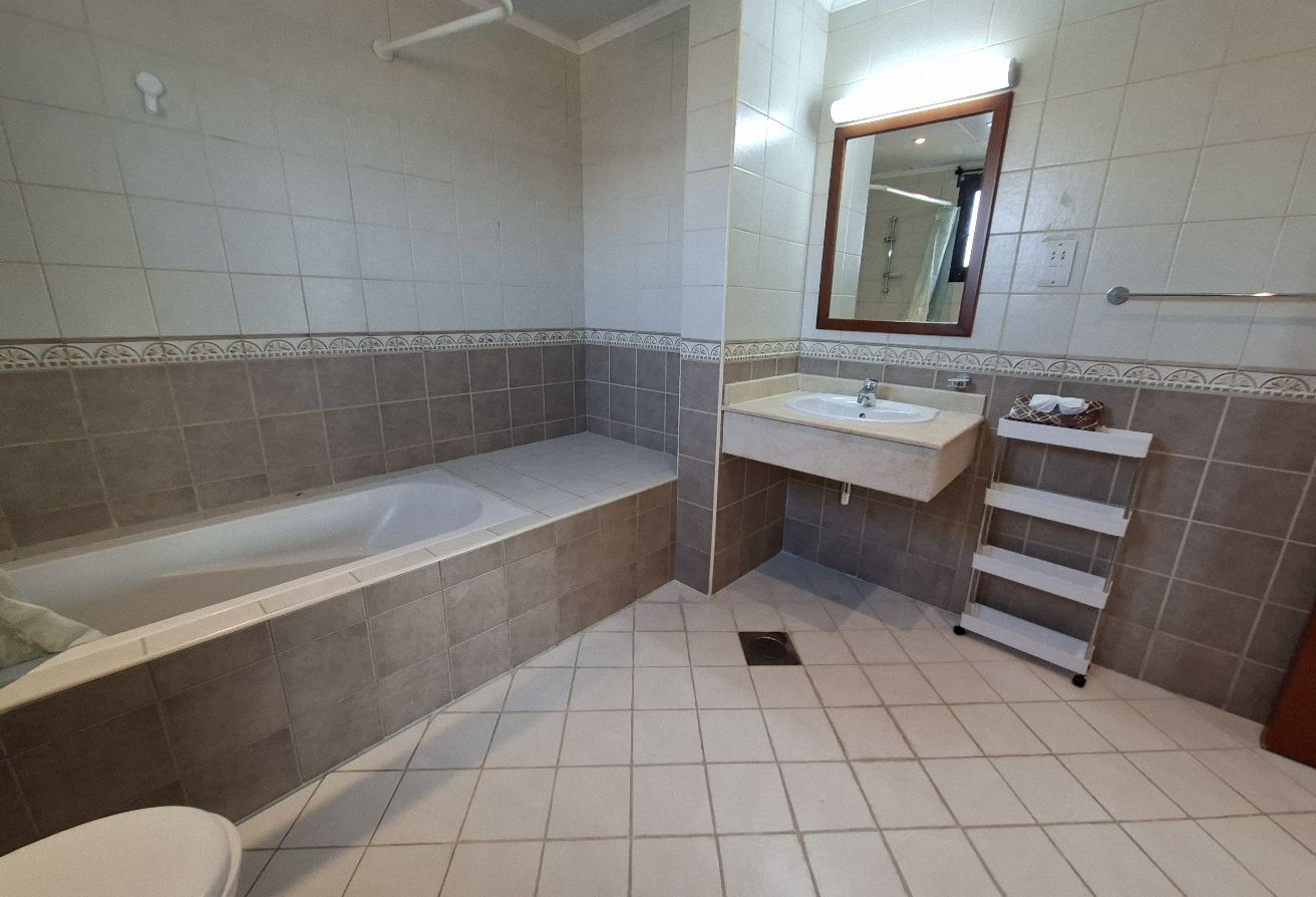 Luxury  Furnished 2 Bedroom Apartment Full Marina thumbnail 15