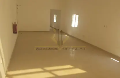 معرض - استوديو - 6 حمامات للايجار في القرية اللوجيستية قطر - الوكرة