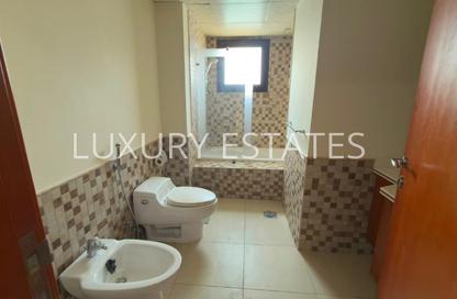 Apartment - 2 Bedrooms - 3 Bathrooms for rent in West Porto Drive - Porto Arabia - The Pearl Island - Doha