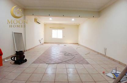 Apartment - 2 Bedrooms - 3 Bathrooms for rent in Umm Ghuwailina 4 - Umm Ghuwailina - Doha