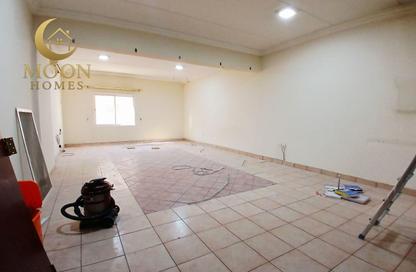 Apartment - 2 Bedrooms - 3 Bathrooms for rent in Umm Ghuwailina 4 - Umm Ghuwailina - Doha