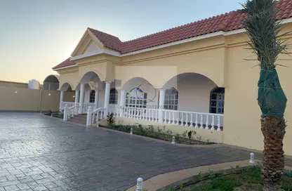 Villa - 3 Bedrooms - 6 Bathrooms for sale in Umm Abirieh - Al Shamal