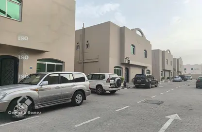 فيلا - 3 غرف نوم - 3 حمامات للايجار في شارع ام السنيم - عين خالد - الدوحة