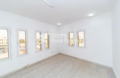 Office Space - Studio - 1 Bathroom for rent in Al Hanaa Street - Al Gharrafa - Doha