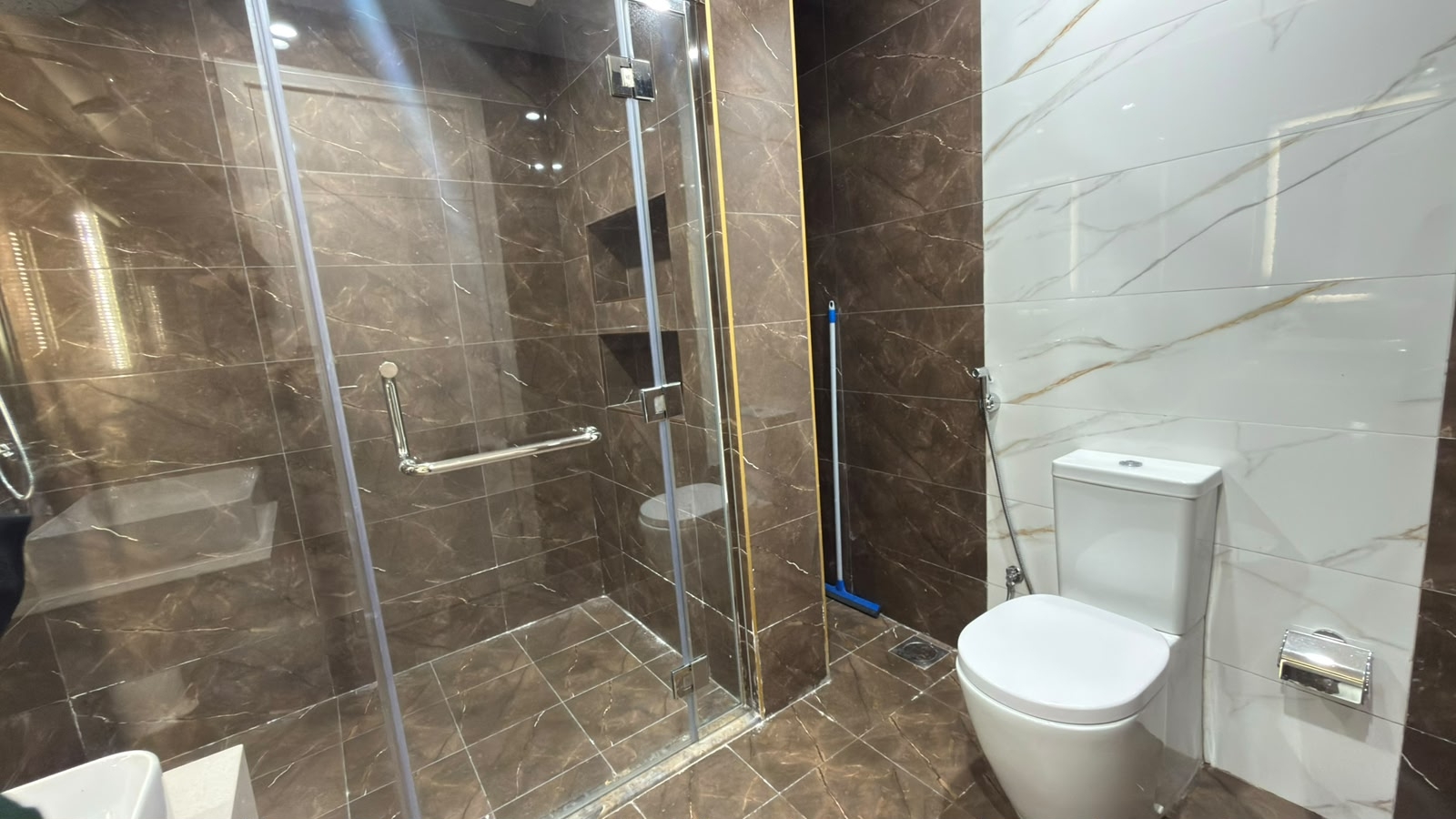 BRAND NEW 1BHK FURNISHED WITH BALCONY thumbnail 7