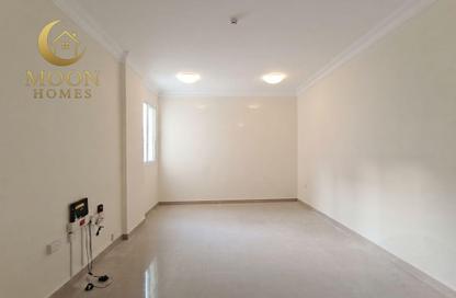Apartment - 2 Bedrooms - 2 Bathrooms for rent in Umm Ghuwailina 4 - Umm Ghuwailina - Doha
