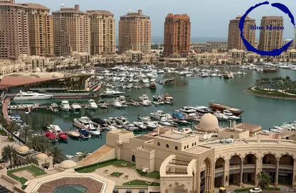 شقة - 2 غرف نوم - 3 حمامات للايجار في طريق بورتو الشرقي - بورتو أرابيا - جزيرة اللؤلؤة - الدوحة
