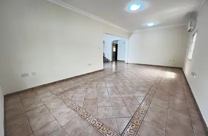 فيلا - 4 غرف نوم - 3 حمامات للايجار في شارع الوعب - الوعب - الدوحة