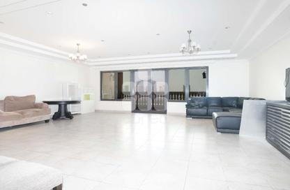 Apartment - 2 Bedrooms - 3 Bathrooms for rent in Burj Eleganté - Porto Arabia - The Pearl Island - Doha