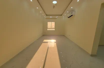 شقة - 3 غرف نوم - 3 حمامات للايجار في فريج كليب - الدوحة