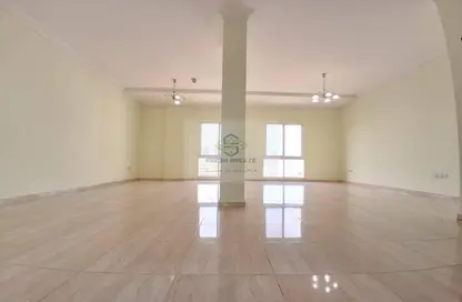 Apartment - 2 Bedrooms - 3 Bathrooms for rent in Umm Ghuwailina 4 - Umm Ghuwailina - Doha