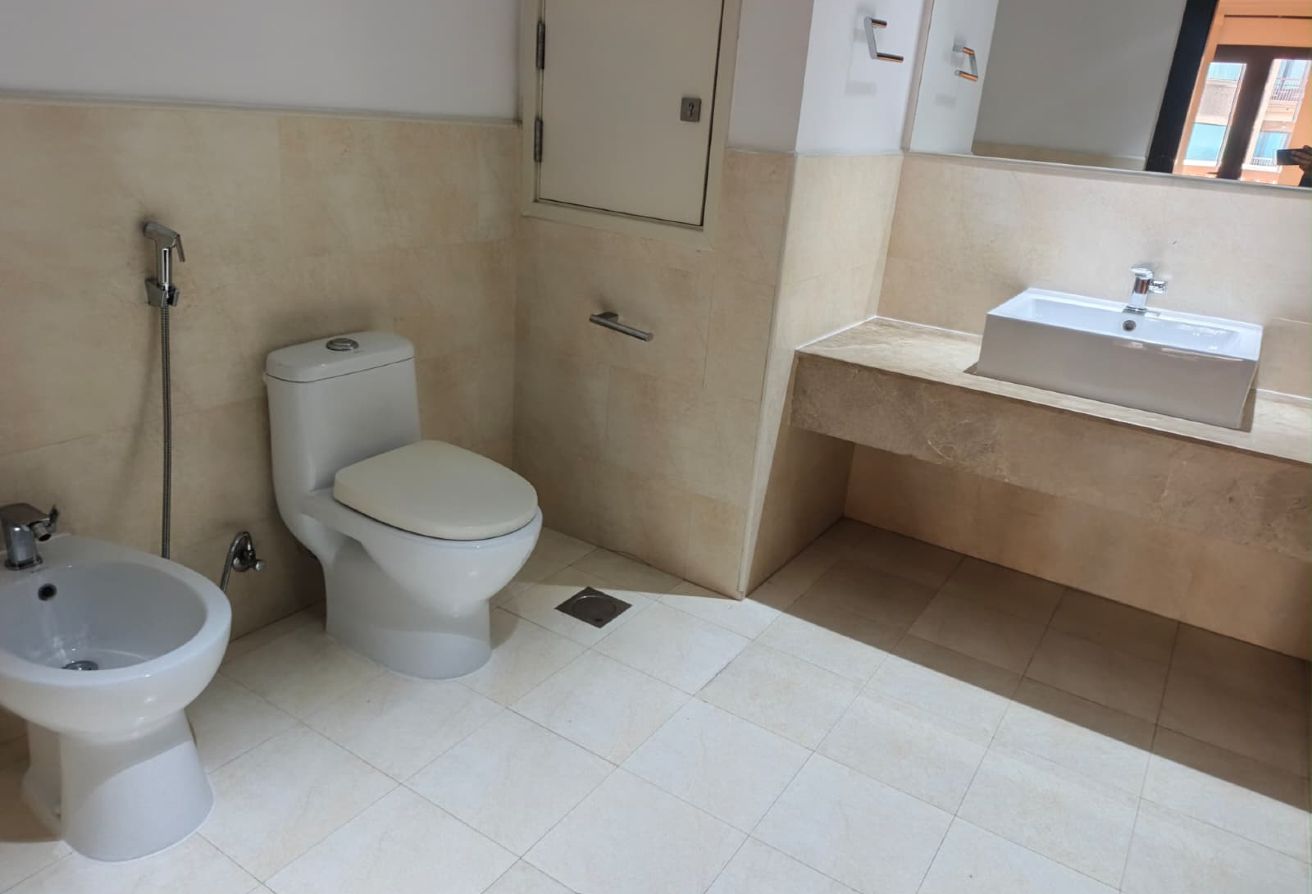 ELEGANT FF 1 BEDROOM IN PORTO ARABIA @ ONLY 7500 thumbnail 9