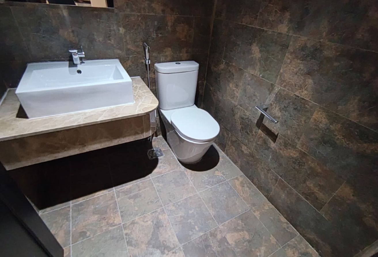 ELEGANT FF 1 BEDROOM IN PORTO ARABIA @ ONLY 7500 thumbnail 7