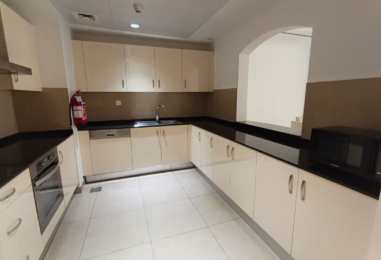 ELEGANT FF 1 BEDROOM IN PORTO ARABIA @ ONLY 7500 thumbnail 5