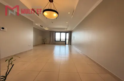 شقة - 2 غرف نوم - 3 حمامات للايجار في طريق بورتو الغربي - بورتو أرابيا - جزيرة اللؤلؤة - الدوحة