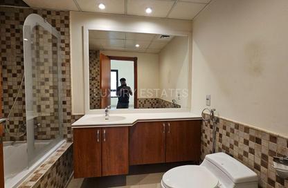 Apartment - 1 Bedroom - 2 Bathrooms for rent in West Porto Drive - Porto Arabia - The Pearl Island - Doha