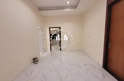 فيلا - غرفة نوم - 1 حمام للايجار في الدحيل - الدحيل - الدوحة