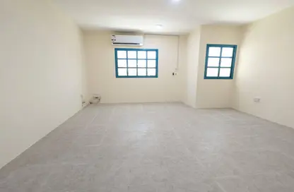 Apartment - 2 Bedrooms - 2 Bathrooms for rent in Umm Ghuwailina 4 - Umm Ghuwailina - Doha