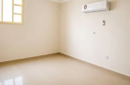 Apartment - 2 Bedrooms - 2 Bathrooms for rent in Bin Dirham 1 - Al Mansoura - Doha