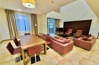 دوبلكس - 4 غرف نوم - 6 حمامات للايجار في مبنى رمادا التجاري - شارع الروابي - المنتزه - الدوحة