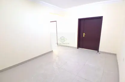 Apartment - 4 Bedrooms - 2 Bathrooms for rent in Umm Ghuwailina 4 - Umm Ghuwailina - Doha