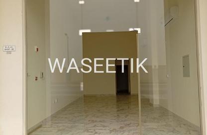 محل تجاري - استوديو - 1 حمام للايجار في شارع العزيزة - العزيزية - الدوحة
