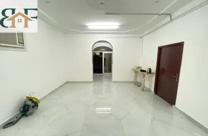 فيلا - 2 غرف نوم - 2 حمامات للايجار في شارع المطار القديم - طريق المطار القديم - الدوحة