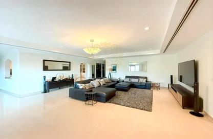 Apartment - 2 Bedrooms - 3 Bathrooms for sale in West Porto Drive - Porto Arabia - The Pearl Island - Doha