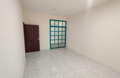 Compound - 2 Bedrooms - 2 Bathrooms for rent in Umm Ghuwailina 4 - Umm Ghuwailina - Doha