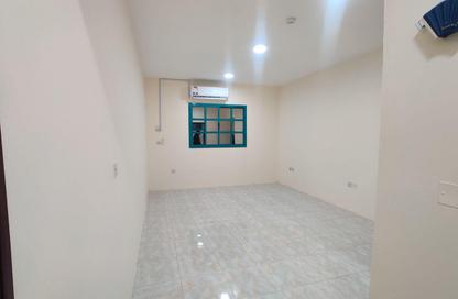 Compound - 2 Bedrooms - 2 Bathrooms for rent in Umm Ghuwailina 4 - Umm Ghuwailina - Doha