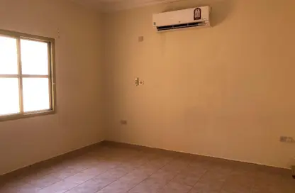 فيلا - 4 غرف نوم - 5 حمامات للايجار في شارع ام السنيم - عين خالد - الدوحة