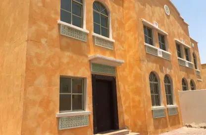 فيلا - 4 غرف نوم - 5 حمامات للايجار في شارع ام السنيم - عين خالد - الدوحة