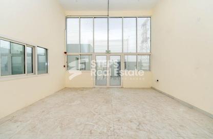 Warehouse - Studio - 1 for rent in East Industrial Street - Birkat Al Awamer - Al Wakra