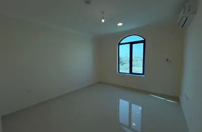 شقة - 3 غرف نوم - 3 حمامات للايجار في طريق المطار القديم - الدوحة