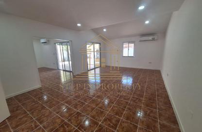 فيلا - 3 غرف نوم - 4 حمامات للايجار في مبنى رمادا التجاري - شارع الروابي - المنتزه - الدوحة