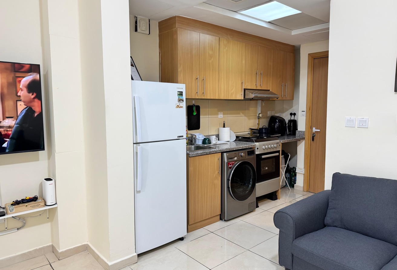 Studio Palermo Fox Hills Furnished Including Bills thumbnail 10