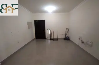 شقة - غرفة نوم - 2 حمامات للايجار في ام غوالينا تجارية - ام غويلينا - أم غويلينا - الدوحة