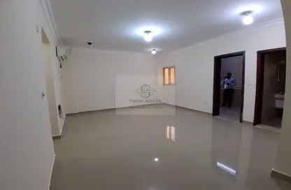 شقة - غرفة نوم - 2 حمامات للايجار في ام غوالينا تجارية - ام غويلينا - أم غويلينا - الدوحة