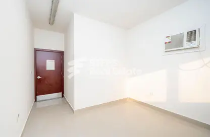 Labor Camp - Studio - 7+ Bathrooms for rent in Industrial Area 4 - Industrial Area - Industrial Area - Doha